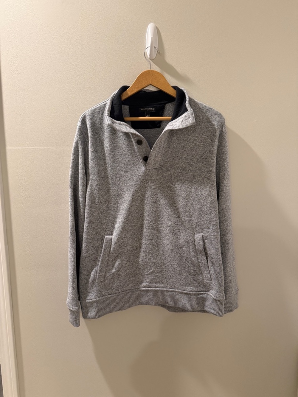 Banana Republic Gray V-Neck Pullover Sweater
